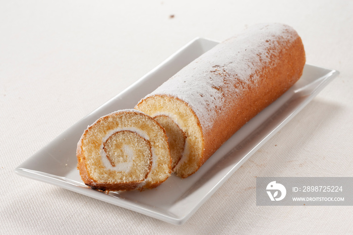 Pastelería , bizcocho relleno de crema, brazo gitano. Pastry, sponge cake filled with cream, gypsy arm