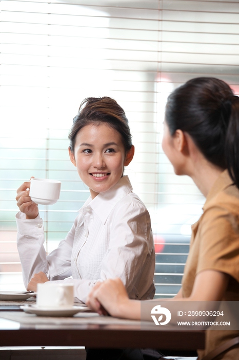 两个商务女士喝咖啡聊天