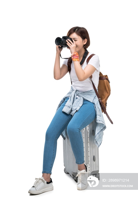 年轻女子带着相机去旅行