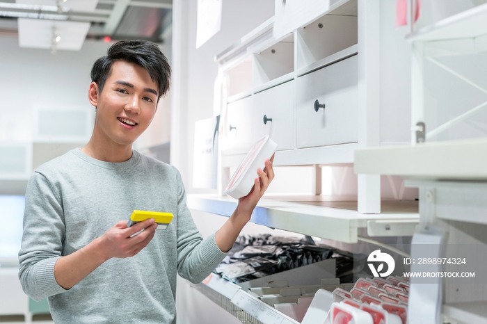 年轻男子挑选生活用品