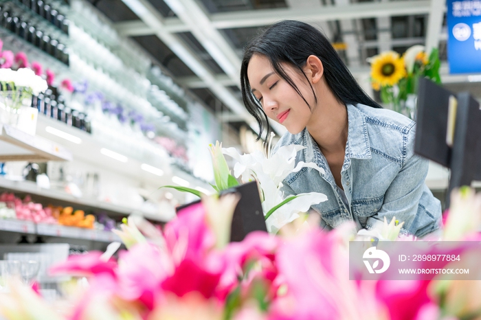 年轻女子选购装饰花