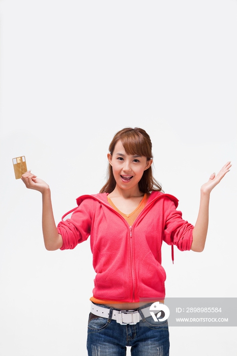 快乐的年轻女人拿着信用卡