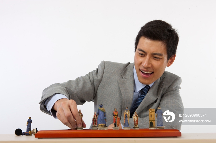 商务男士玩国际象棋