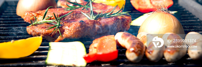 Gemüse und Steak am Grill beim grillen