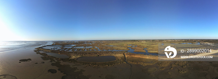 Panorama vue du ciel sur la cote sauvage d’Audenge et ses prés salés