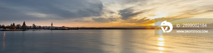 Sonnenaufgang über Friedrichshafen