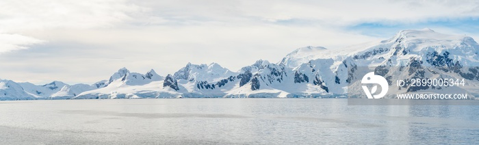 antarktische Eisberg Landschaft bei Portal Point welches am Zugang zu Charlotte Bay auf der Reclus Halbinsel, an der Westküste von Graham Land liegt