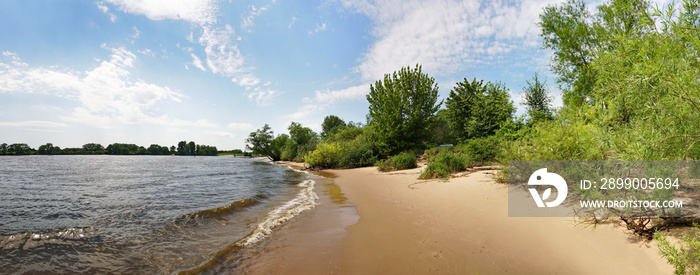 Elbe mit Sandstrand bei Hamburg - Elbstrand im Sommer