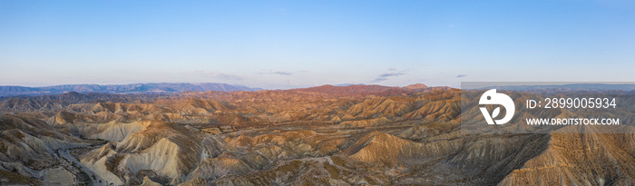 Panorámica aérea del desierto de Tabernas, Almería, al amanecer