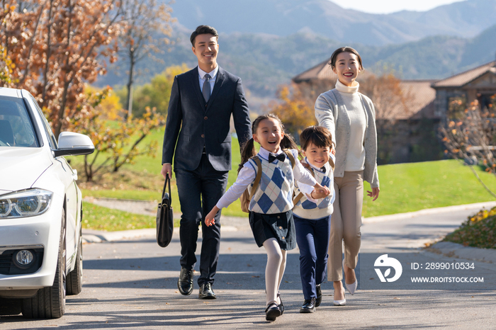 年轻夫妻送孩子去上学