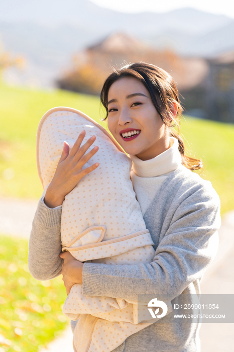 年轻的母亲抱着婴儿