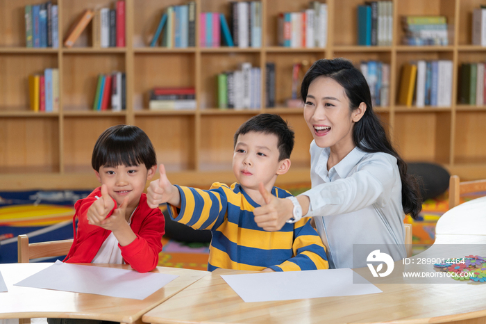 年轻女老师和学生在一起