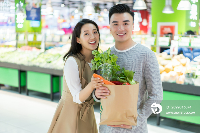 年轻夫妻在超市购物