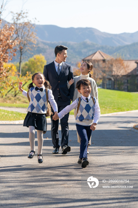 年轻夫妻送孩子去上学