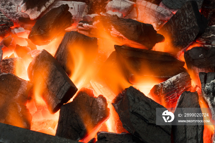 炭火焼、バーベキューの炭の写真