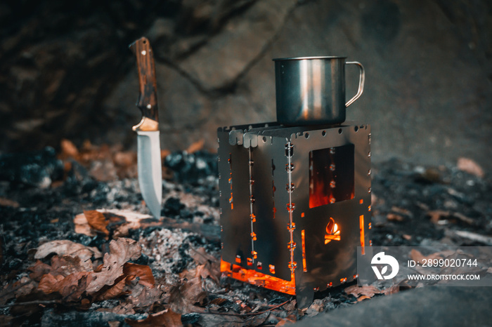 Bushcraft im Wald. Outdoor Feuer machen und Kochen