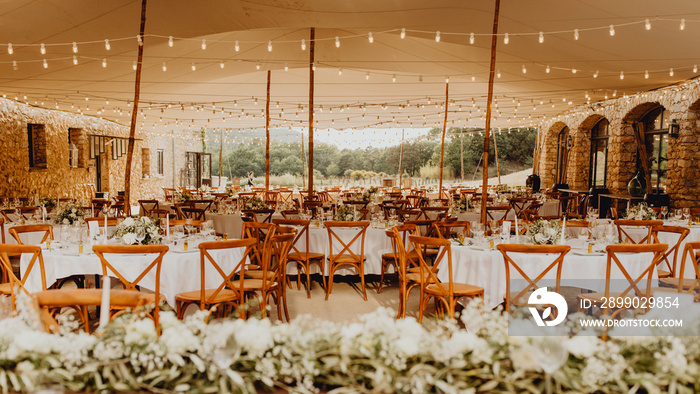 Grande salle de réception en extérieur pour le mariage