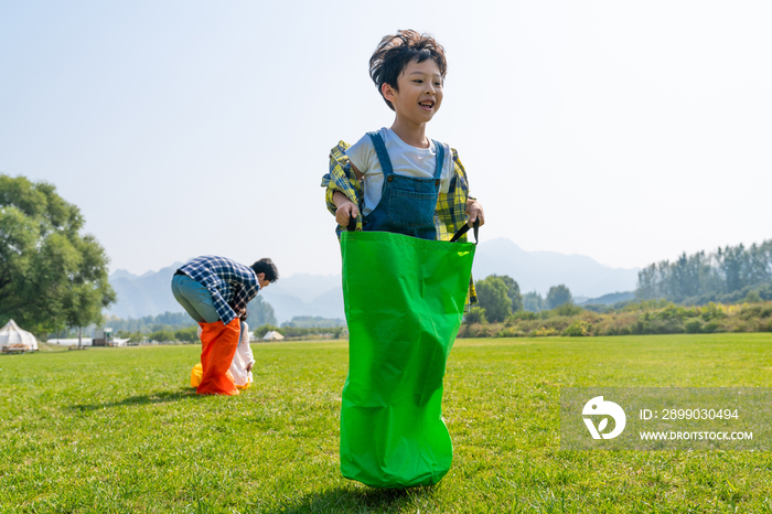 爸爸和孩子在草地上做游戏