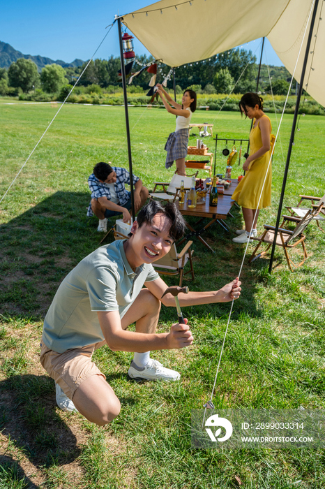 一群人露营地搭建天幕