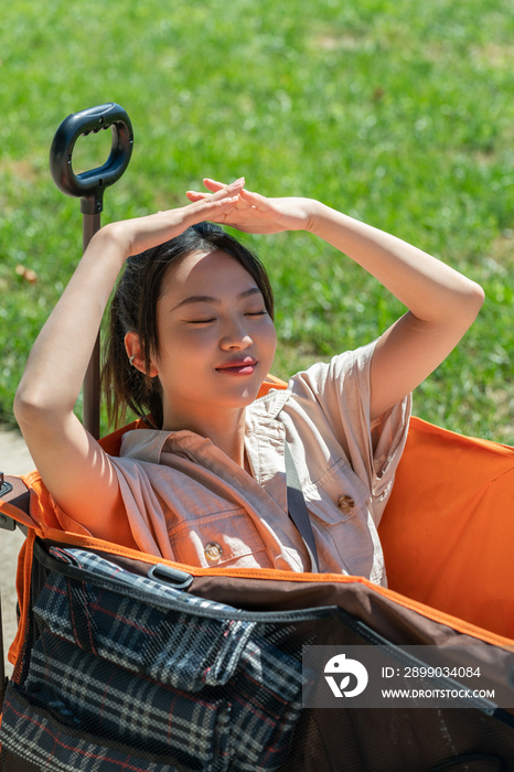 女孩坐在露营车里