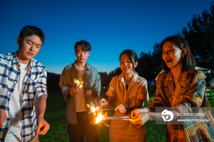 一群人在露营地放烟花