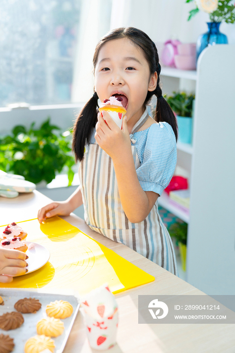 快乐的小女孩制作糕点