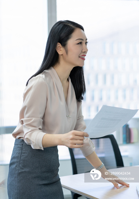 年轻商务女士拿着文件