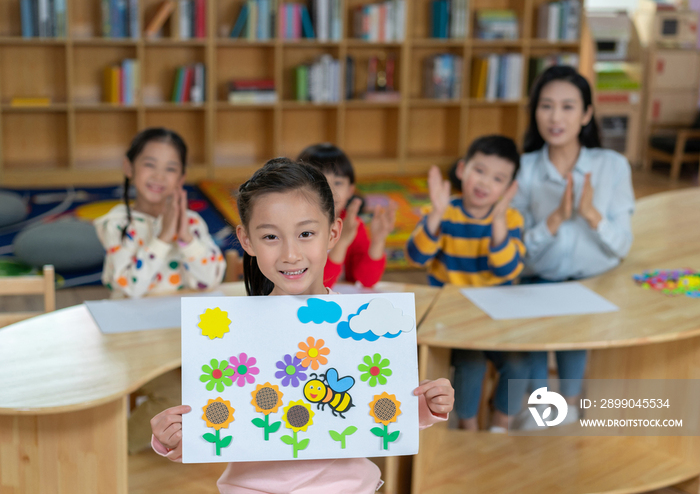 年轻女老师和学生在一起