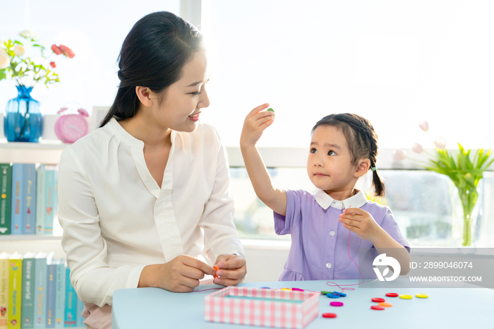 年轻女老师给小朋友上手工课