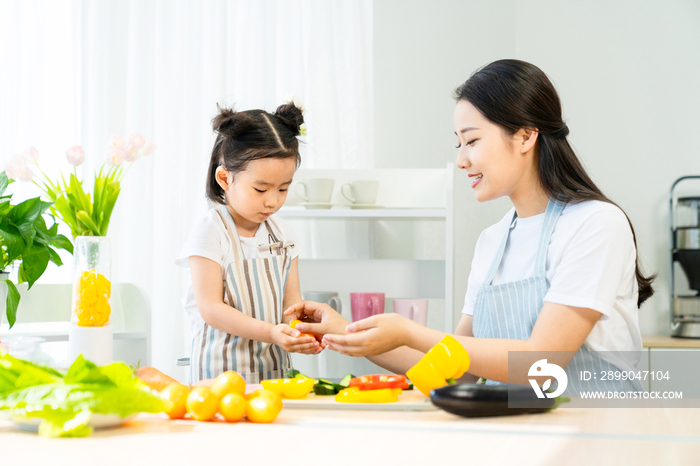 妈妈和女儿一起做饭