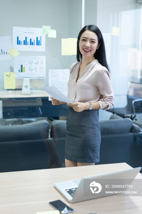 年轻商务女士使用电脑