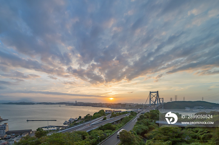 関門海峡と関門橋の美しい夕暮れ