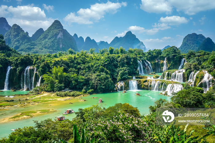 The beautiful and magnificent Detian Falls in Guangxi, China