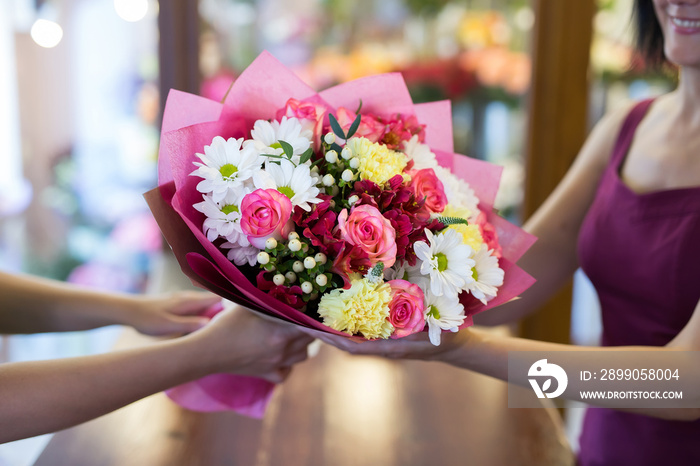 florist will give the client a beautiful flower bouquet