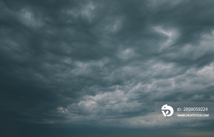 beau ciel gris et orageux