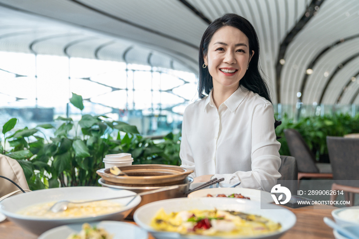 商务女士用餐