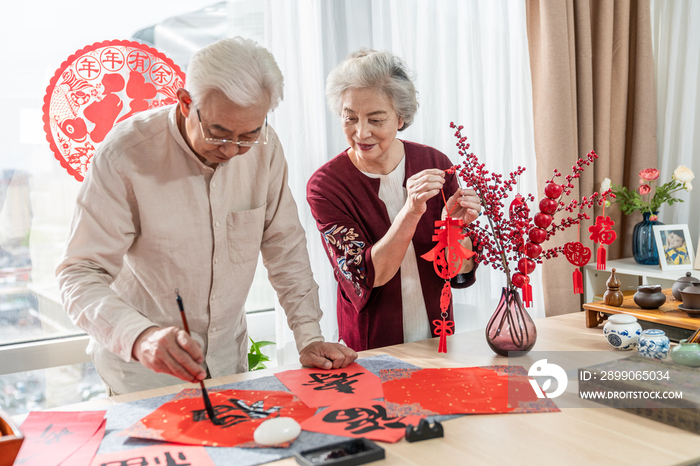 快乐的老年夫妻在家写毛笔字