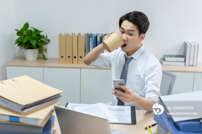 商务男士在办公室加班