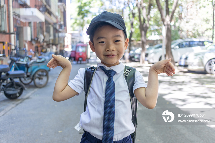 一个背书包穿校服的快乐小学生