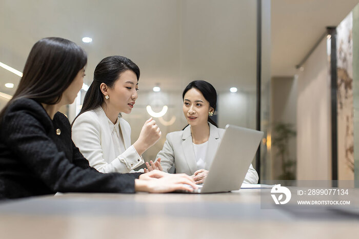 自信的商务女士在会议室开会