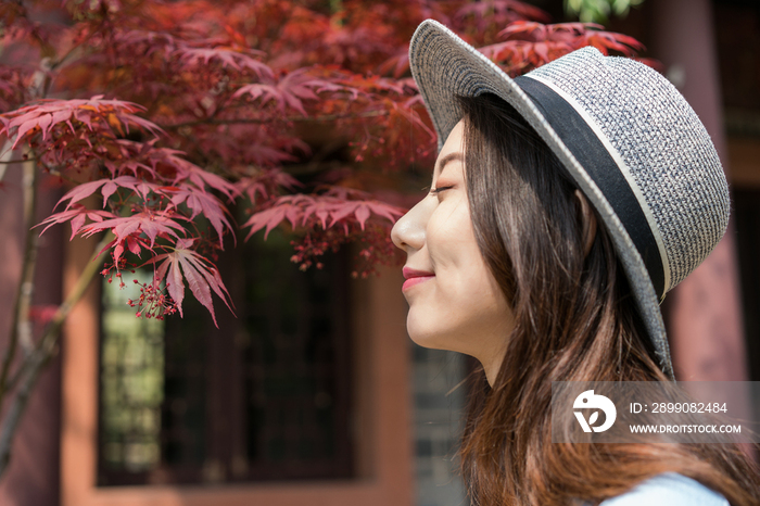 年轻女子旅游