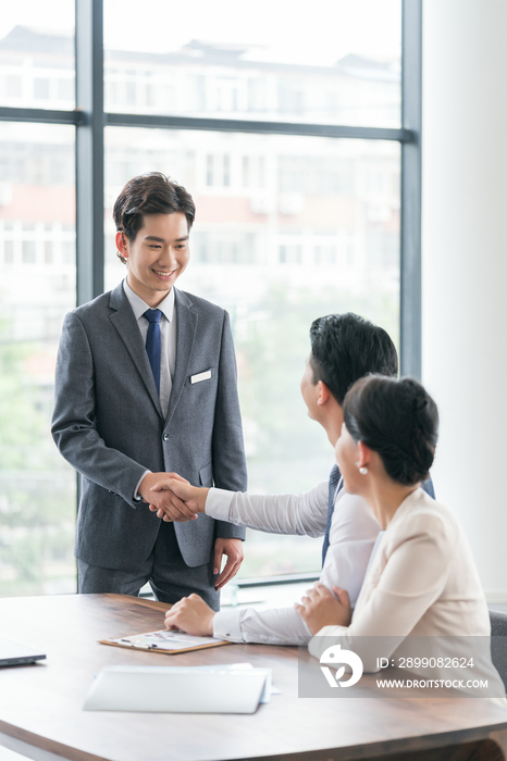 商务男士接待年轻夫妻