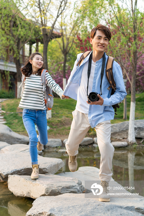 年轻情侣旅游