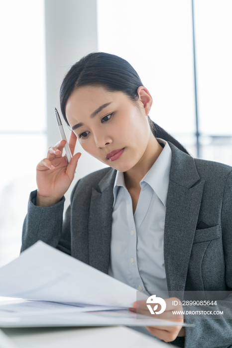 青年商务女子