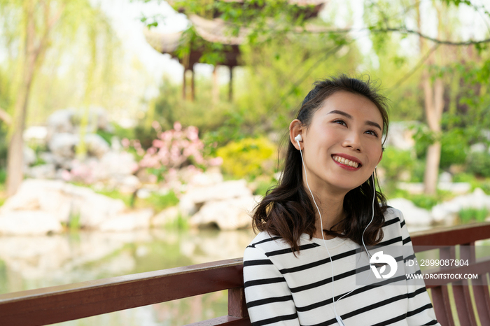 年轻女子旅游