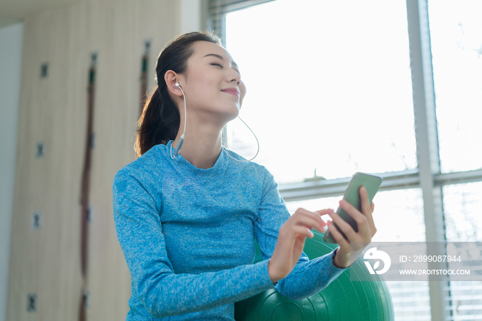 年轻女子室内健身