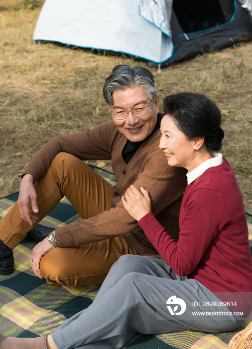 老年夫妻露营旅行