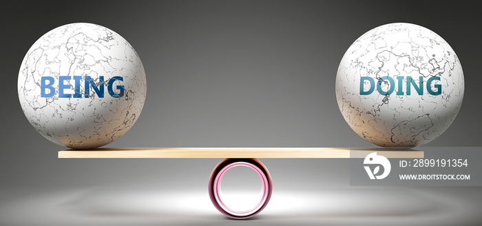 在平衡中存在和做——图为天平上的平衡球，象征着和谐和公平b
