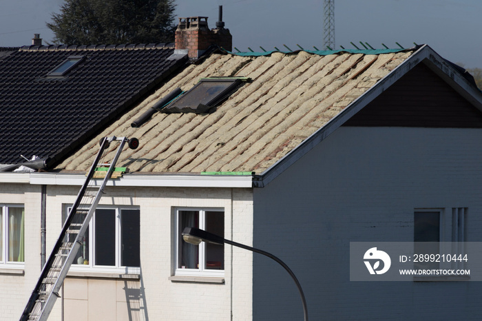 Ouvriers travaillant à l’isolation d’un toit