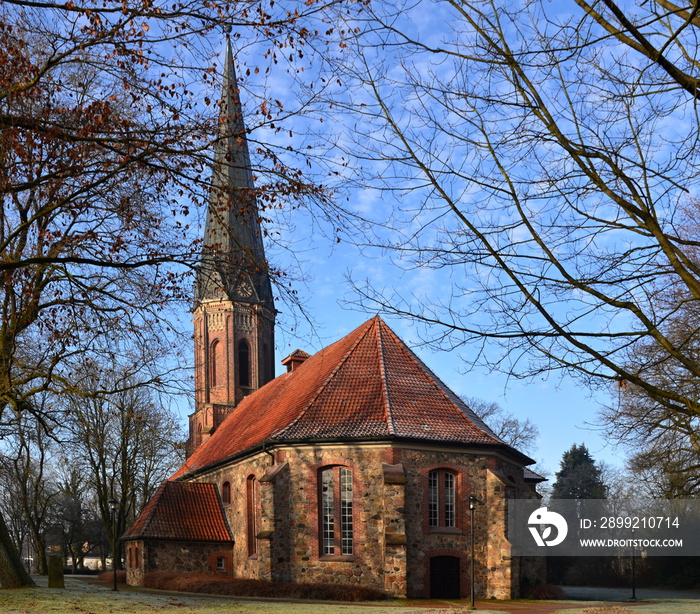 Historische Kirche im Winter in der Stadt Schneverdingen, Niedersachsen